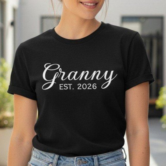 Camiseta Granny Est 2026 Pregnancy Announcement New Grandma (Criador carregado)