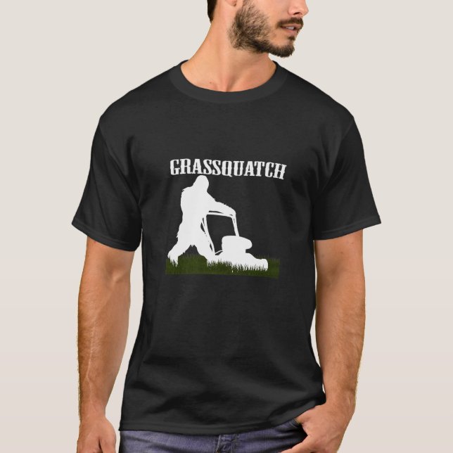 Camiseta Grassquatch  Sasquatch Mowing Grass Lawnmower Yard (Frente)