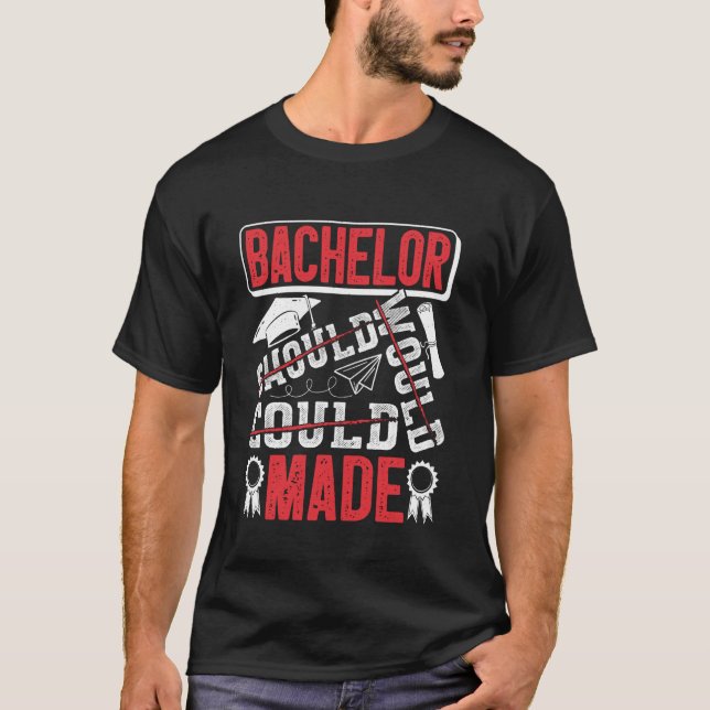 Camiseta Grau de Bacharel BACHELARELHO DEVERIA PODE FEITO E (Frente)