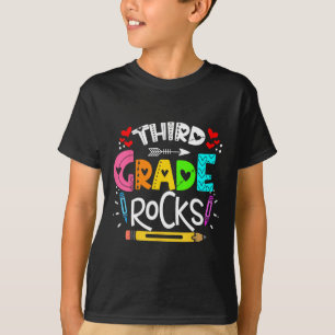 Camiseta Grau Rocks Rocking 3rd Grade Teacher T-shirt.png
