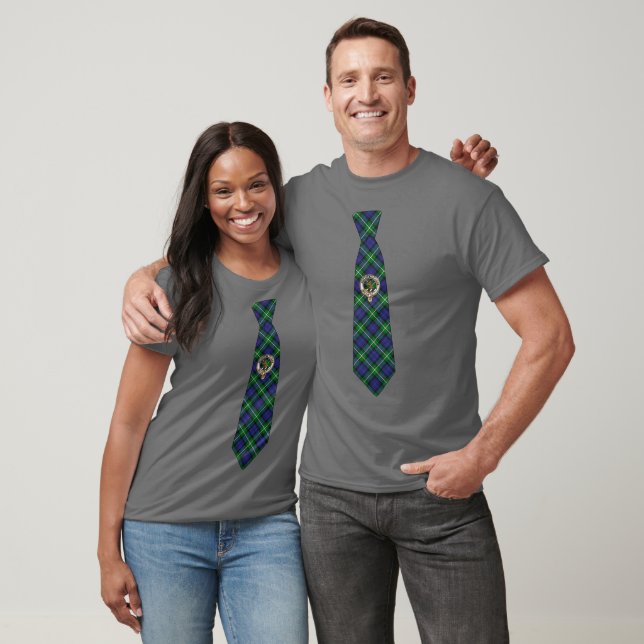 Camiseta Gravata com Insígnia e Tartan Escocês da Forbes  (Unissex)