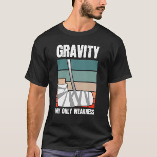 Camiseta Gravidade Minha Única Fraqueza Bone Cotovelo Pulso