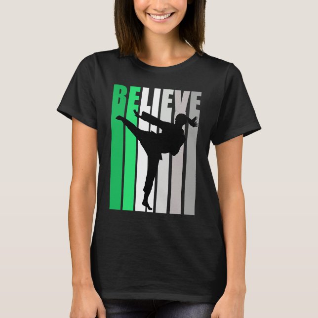 Camiseta Green Believe Motivating Girls Karate Retro Graphi (Frente)