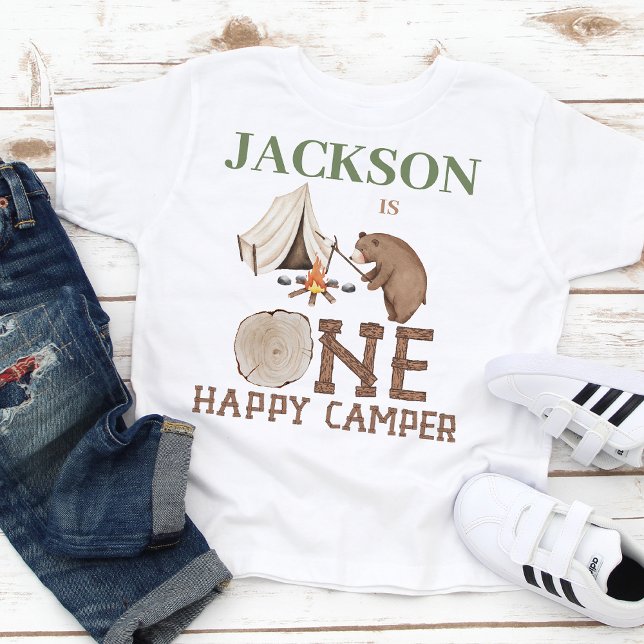 Camiseta Green Brown Bear Um Feliz primeiro aniversario De  (Happy Camper First Birthday T-shirt for Baby Boy, Wood-like Text, Camping Tent, Bear, Camp Fire)