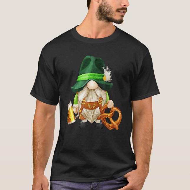 Camiseta Green Gnome Holding Irish Beer And Shamrock St Pat (Frente)