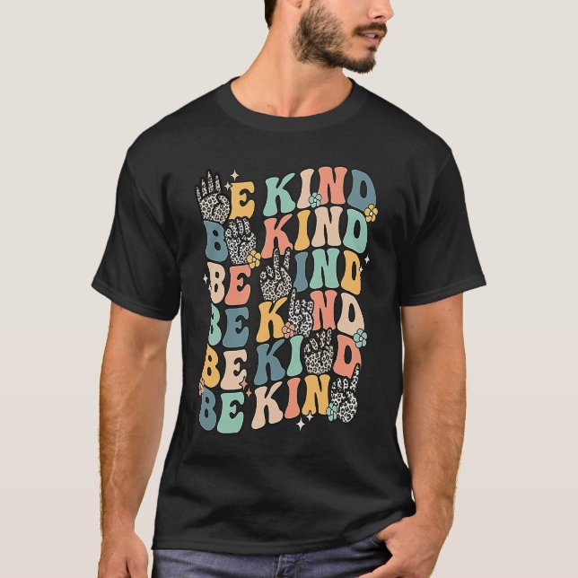Camiseta Groovbe Be Kind Sign Language ASL Finger Spelling  (Frente)