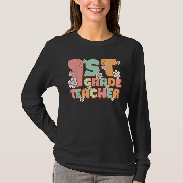 Camiseta Groovy 1st First Grade Teacher Back to School Firs (Frente)