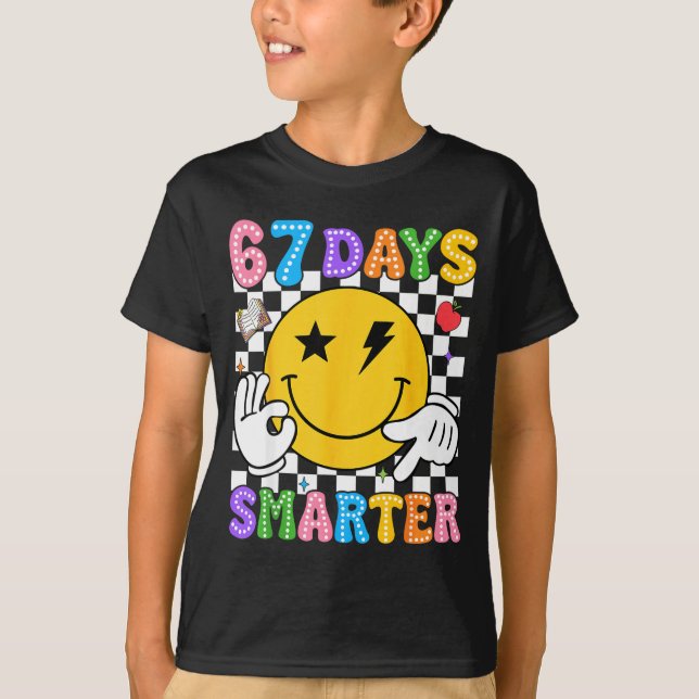 Camiseta Groovy 67th Day Of School Shirt 67 Days Smarter Te (Frente)