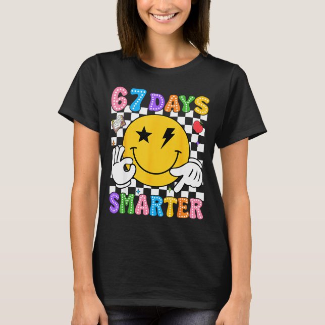 Camiseta Groovy 67th Day Of School Shirt 67 Days Smarter Te (Frente)