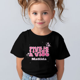 Camiseta groovy arco-íris 5 é um rosa-margarida retrô da ví