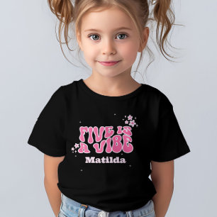 Camiseta groovy arco-íris 5 é um rosa-margarida retrô da ví