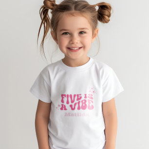 Camiseta groovy arco-íris 5 é um rosa-margarida retrô da ví