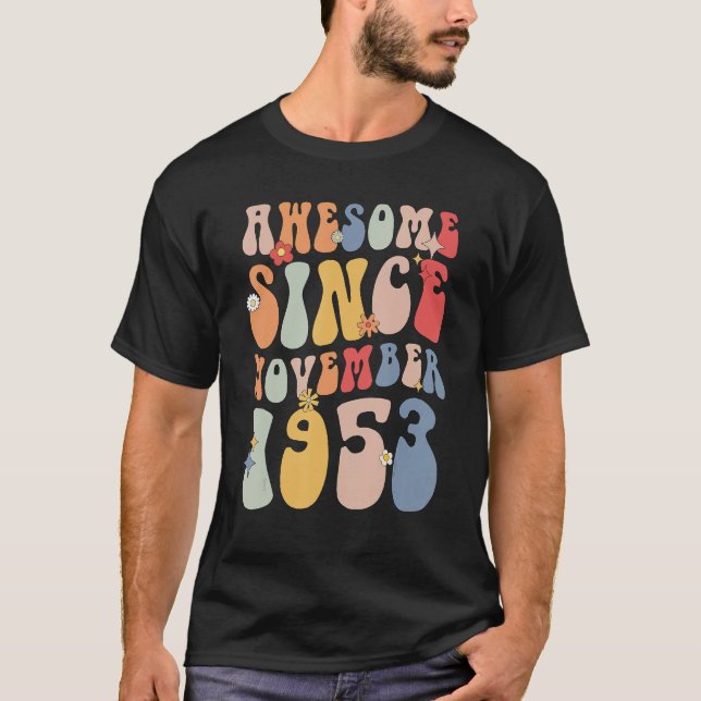 Camiseta Groovy Awesome Since November 1953 Retro  69th (Frente)