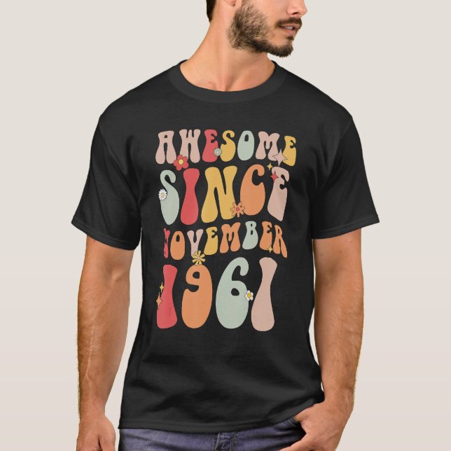 Camiseta Groovy Awesome Since November 1961 Retro  61st (Frente)