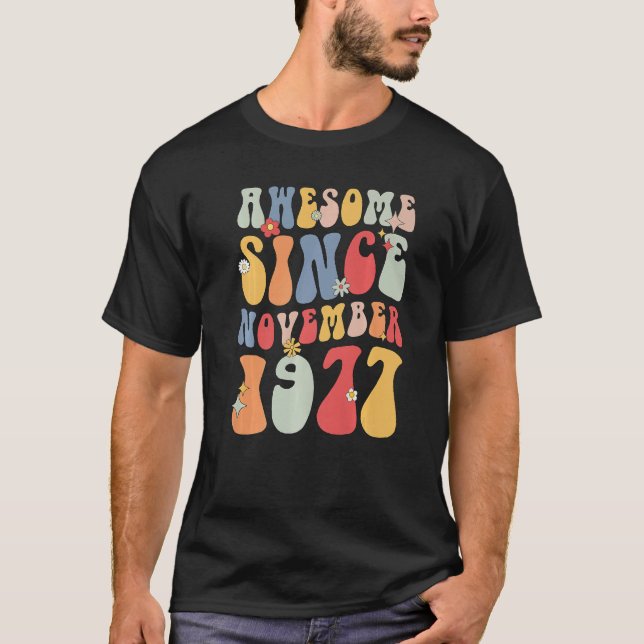Camiseta Groovy Awesome Since November 1977 Retro  45th (Frente)