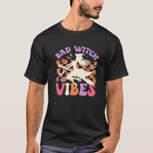 Camiseta Groovy Bad Witch Vibes Halloween Costume Engraçado
