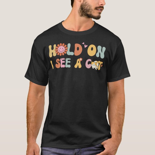 Camiseta Groovy Cat Lovers Funny Sarcastic Saying Hold On I (Frente)