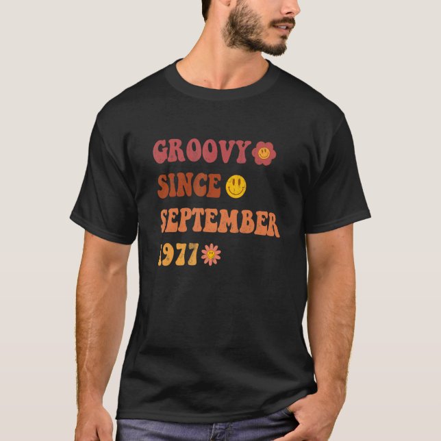 Camiseta Groovy Desde Setembro De 1977 Retro Groovy 45 Anos (Frente)