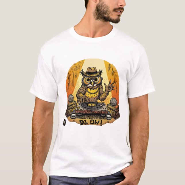 Camiseta Groovy DJ Owl: Vibes da Noite (Frente)