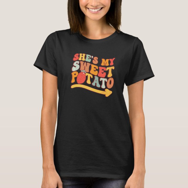 Camiseta Groovy Ela É Minha Batata Doce Eu Yam Conjunto Com (Frente)