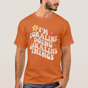 Camiseta Groovy Estou Coraline Fazendo Coisas de Coraline E