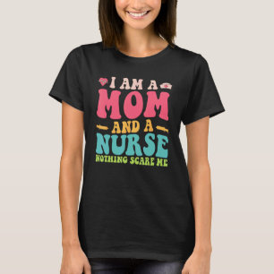 Camiseta Groovy Eu Sou Uma Mãe E Uma Enfermeira Nada Me Ass