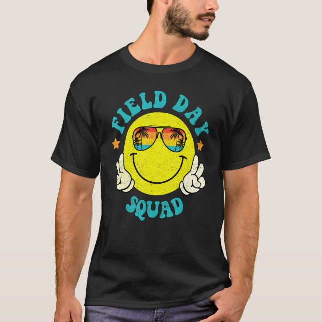 Camiseta Groovy Field Day Squad Smile Face Retro Sunset Sun (Frente)