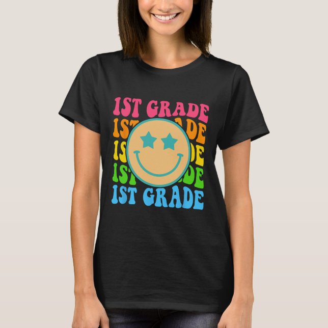 Camiseta Groovy First Grade Vibes Enfrenta Professores Retr (Frente)