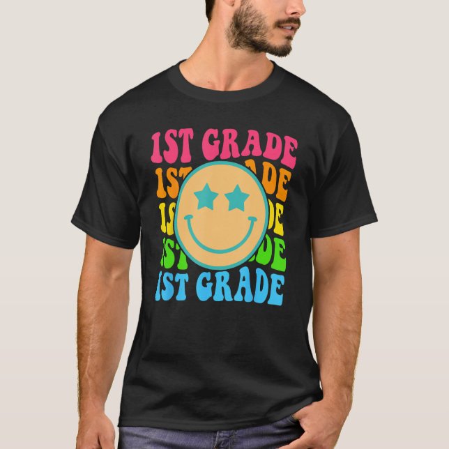 Camiseta Groovy First Grade Vibes Enfrenta Professores Retr (Frente)