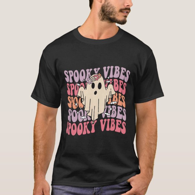 Camiseta Groovy Halloween Spooky Vibes Retro Fantasma Flora (Frente)