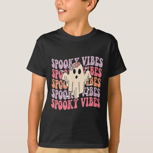 Camiseta Groovy Halloween Spooky Vibes Retro Fantasma Flora (Frente)