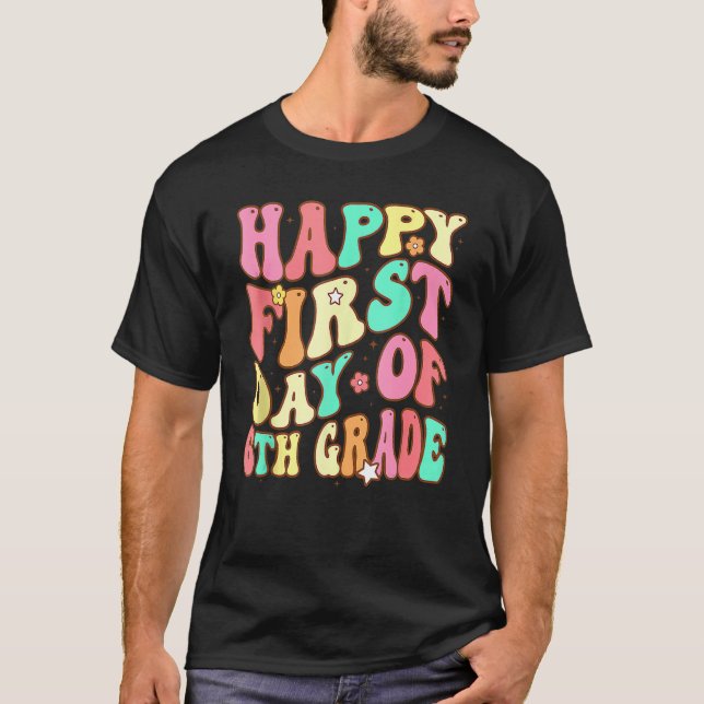 Camiseta Groovy Happy First Day Of 6th Grade Welcome Back T (Frente)