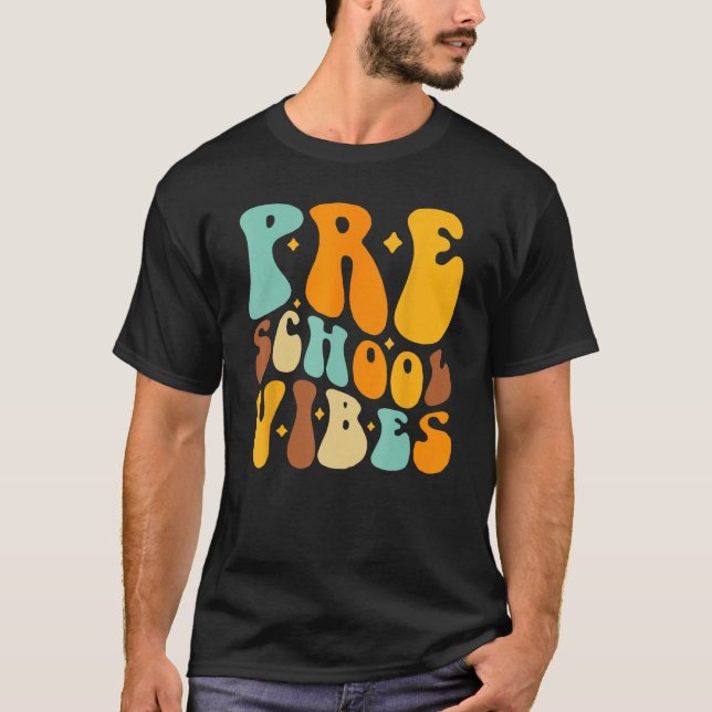 Camiseta Groovy Hello Preschool Vibes Retro Professores De  (Frente)
