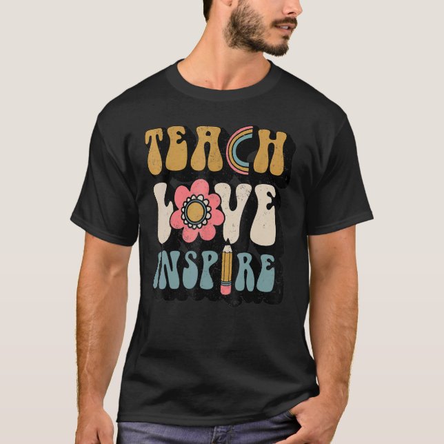 Camiseta Groovy Hippy Professora Seja gentil Ensinando Amor (Frente)