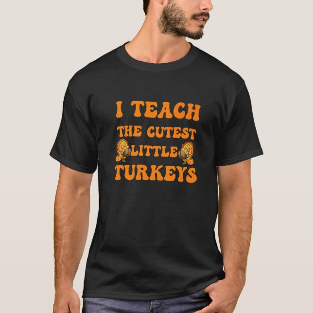 Camiseta Groovy I Teach The Cutest Little Turkeys School Th (Frente)