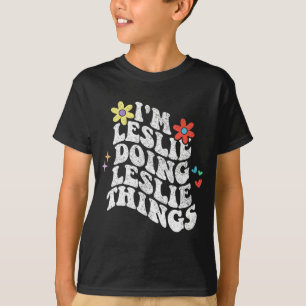 Camiseta Groovy Im Leslie Fazendo Coisas De Leslie Mães Eng