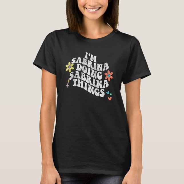 Camiseta Groovy Im SABRINA Doing SABRINA Things  Mother s D (Frente)