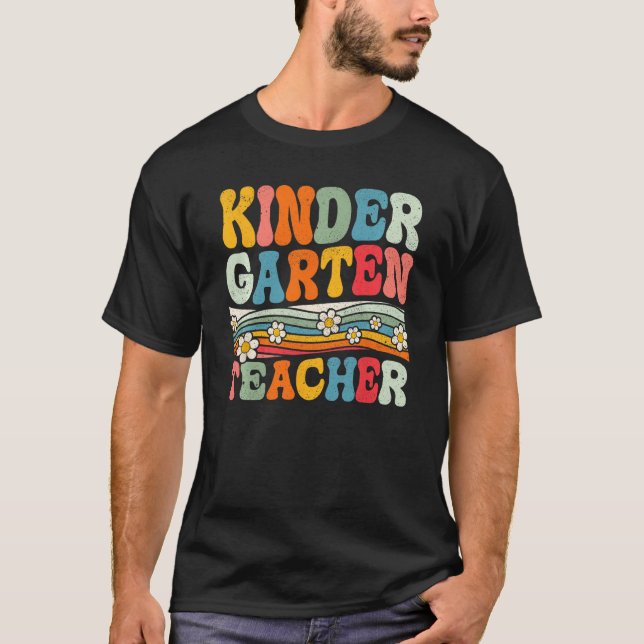 Camiseta Groovy Kindergarten Teacher First Day Of Back To S (Frente)