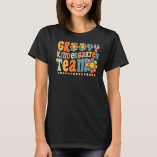 Camiseta Groovy Kindergarten Team Colorful Daisy de volta a