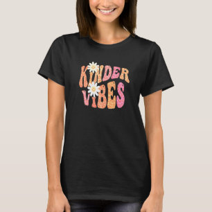 Camiseta Groovy Kindergarten VIBES Cai no Ensino de outono