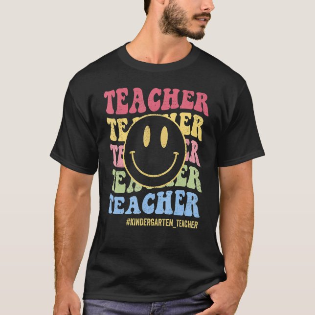 Camiseta Groovy Kindergarten Vibes Retro Encara Professores (Frente)