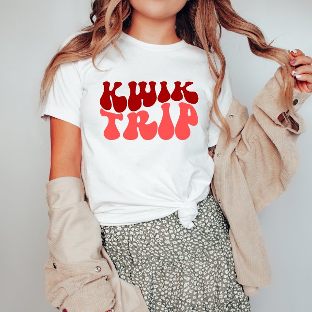 Camiseta Groovy Kwik Trip Shirt (Groovy, Kwik Trip, Retro Style, Convenience Chic, Fueling Up, Road Trip Vibes, Snack Stop, Travel Fa)