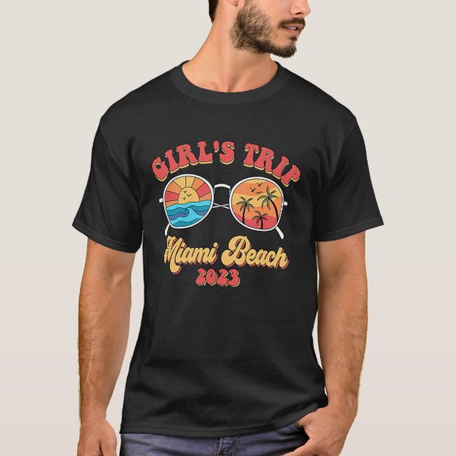Camiseta Groovy Miami Beach 2023 Girls Trip Sunglasses Summ (Frente)