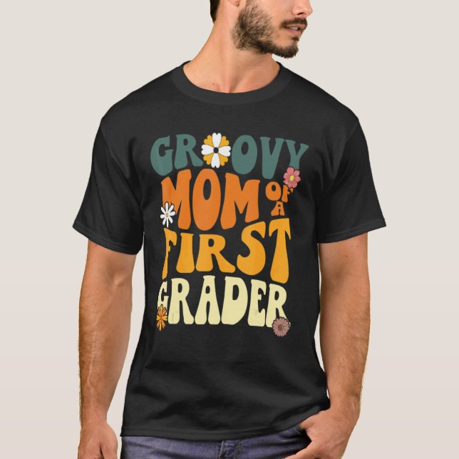 Camiseta Groovy Mom of a First Grader First Day of School M (Frente)