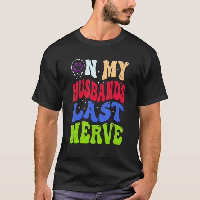 Camiseta Groovy On My Husband s Last Nerve 2 (Frente)