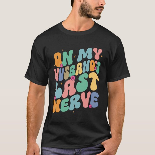 Camiseta Groovy On My Husband s Last Nerve A Mother s Day F (Frente)