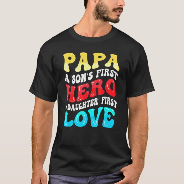 Camiseta Groovy Papa A Sons First Hero A Daughters First Lo (Frente)
