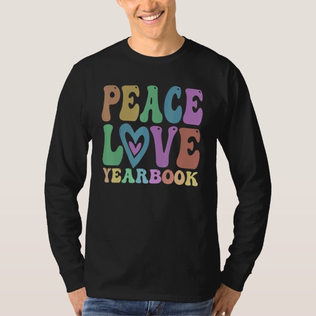 Camiseta Groovy PEACE LOVE YEARBOOK Crew Retro Literary Clu (Frente)