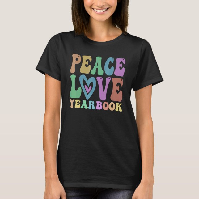 Camiseta Groovy PEACE LOVE YEARBOOK Crew Retro Literary Clu (Frente)