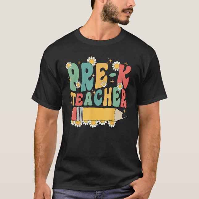 Camiseta Groovy Pre K Teacher Team Back To School First Day (Frente)